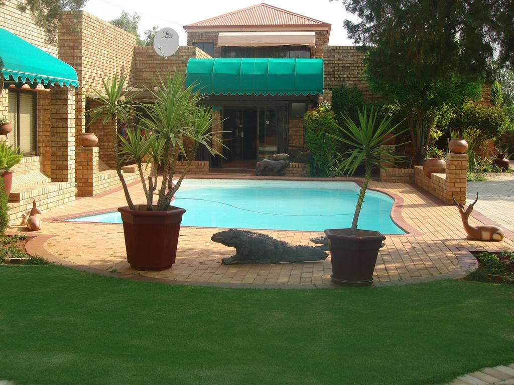 Boga Legaba Guest House & Conference Centre Махикенг Екстериор снимка