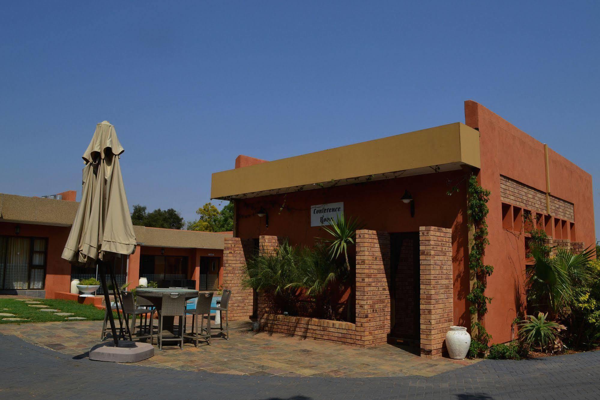Boga Legaba Guest House & Conference Centre Махикенг Екстериор снимка