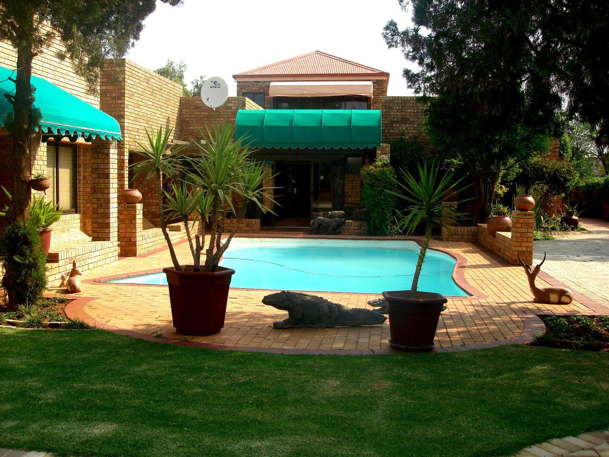 Boga Legaba Guest House & Conference Centre Махикенг Екстериор снимка