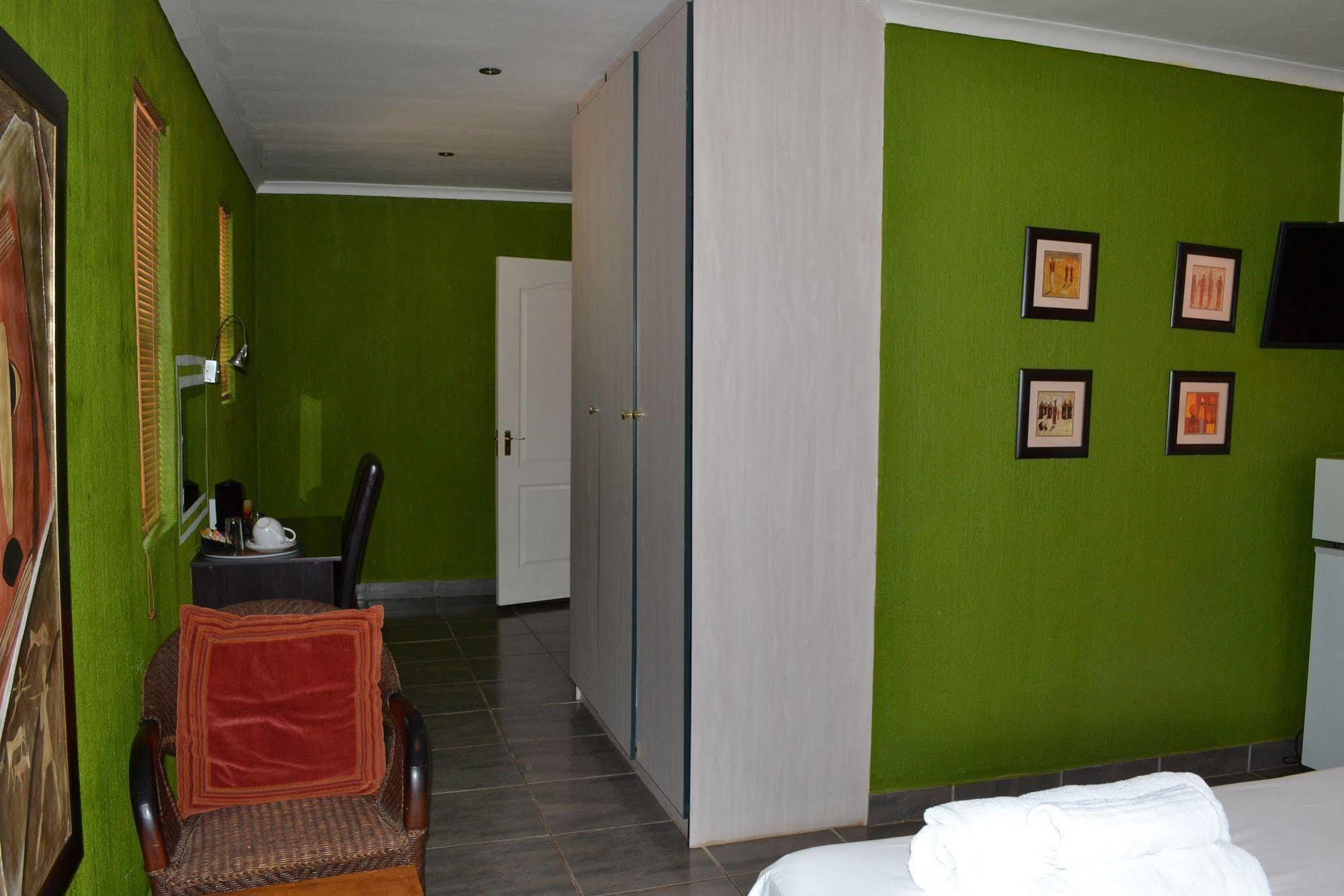 Boga Legaba Guest House & Conference Centre Махикенг Екстериор снимка