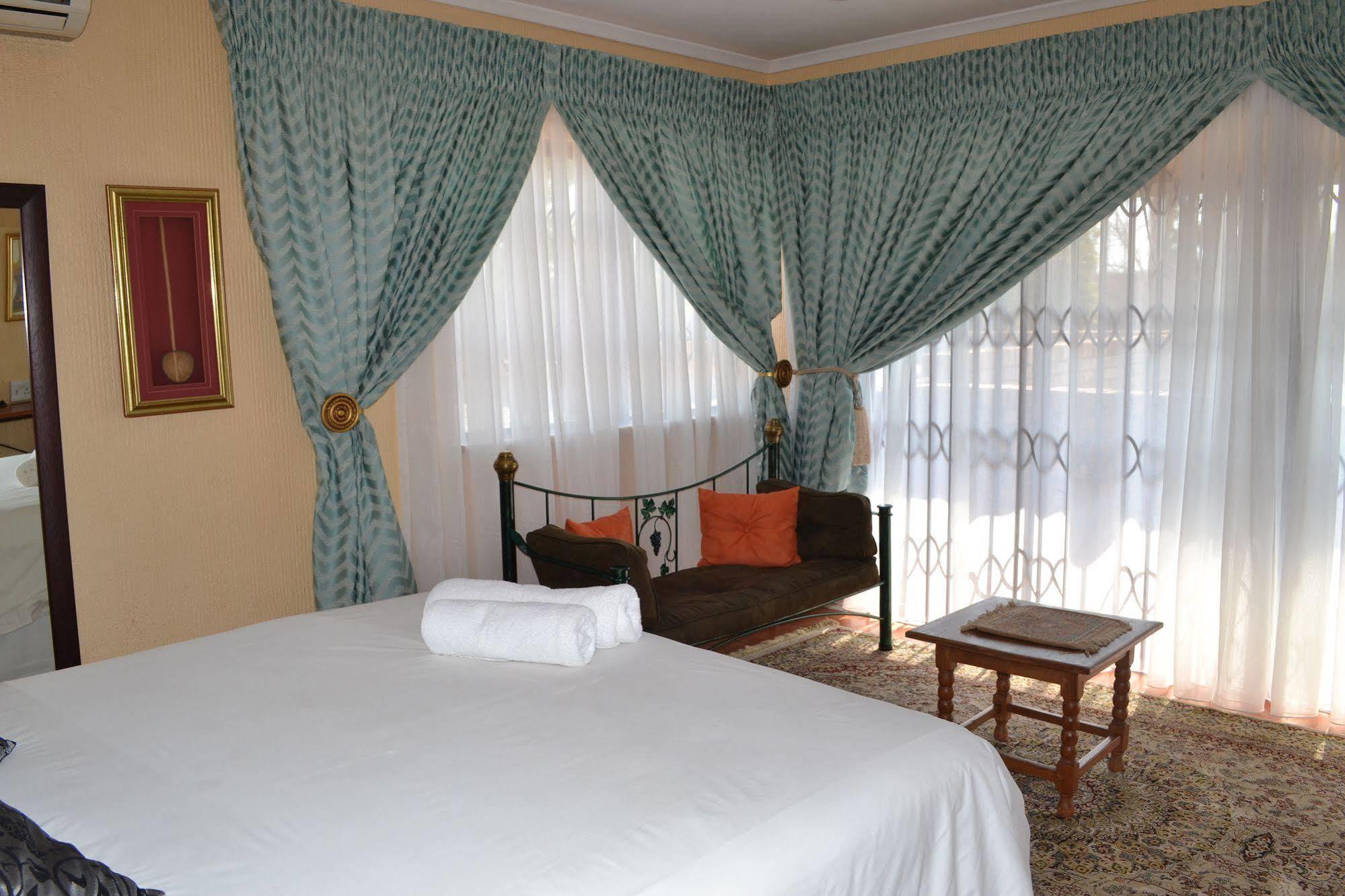 Boga Legaba Guest House & Conference Centre Махикенг Екстериор снимка